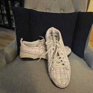 Therafit Women's Cream Sneakers